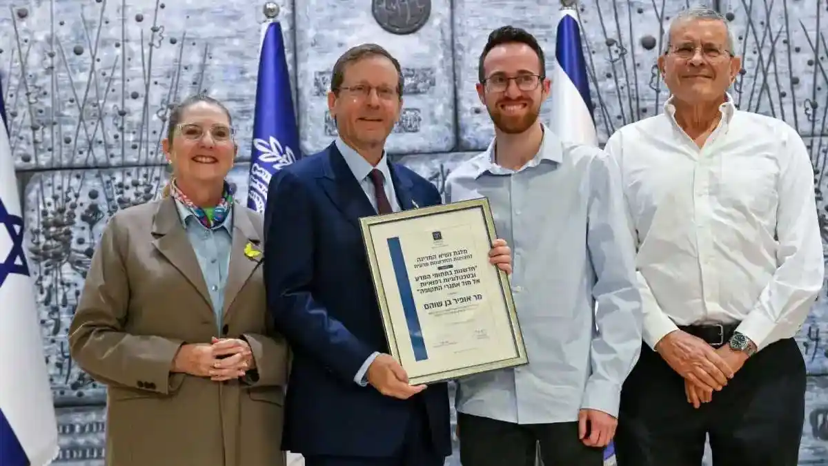 אופיר בן שוהם, דוקטורנט מאוניברסיטת בן גוריון, מצטלם לאחר זכייתו במלגת נשיא המדינה למצוינות וחדשנות מדעית.