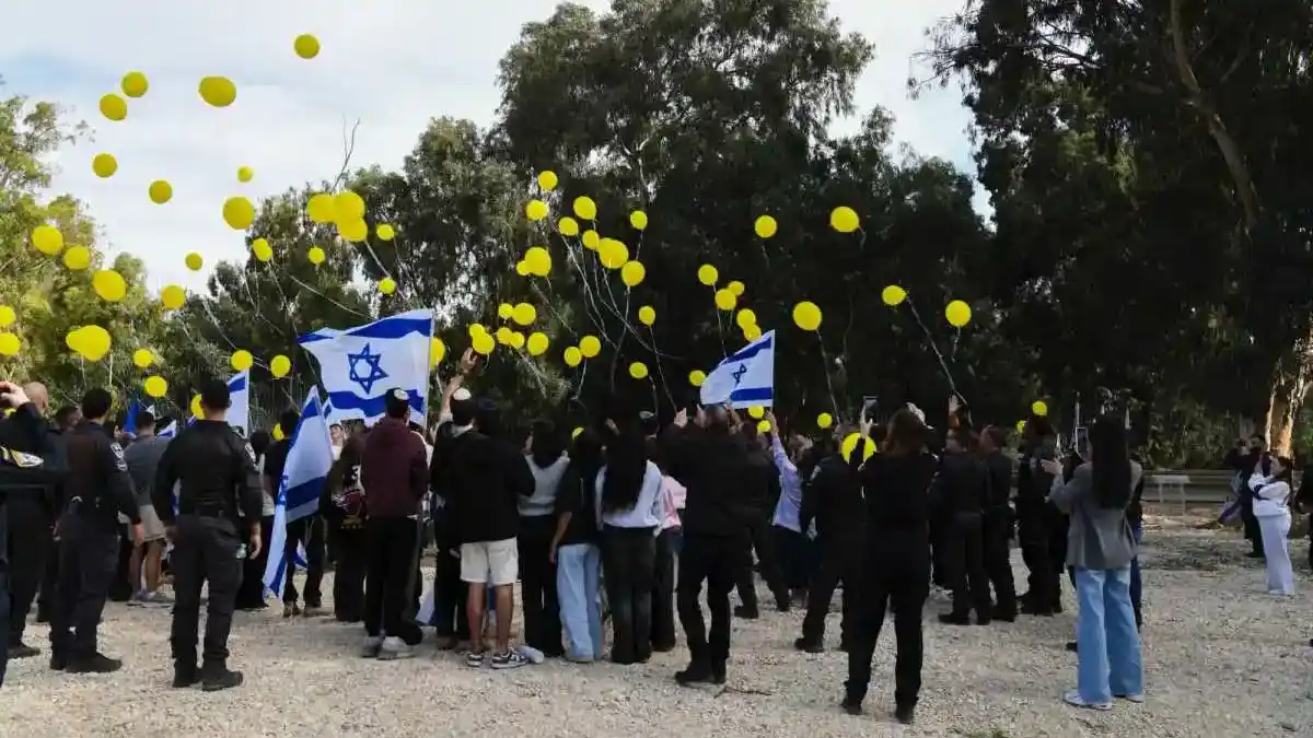 נערי מכינת עלומים משתתפים במפגש עם משפחת גואילי ובתפילה להשבתו של רני במקום הקרב האחרון.