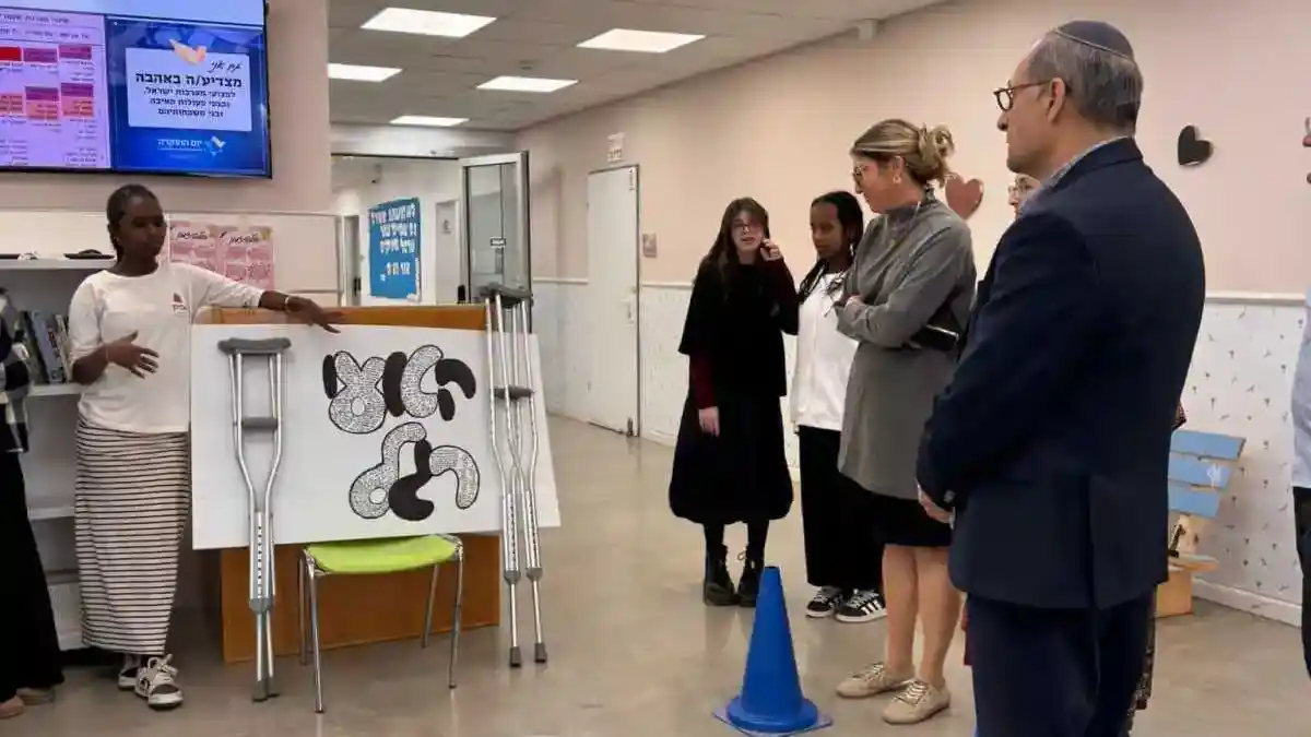 תלמידות אולפנת אמית אוריה בבאר שבע מציגות תערוכה רב־תחומית להוקרת פצועי צה״ל.