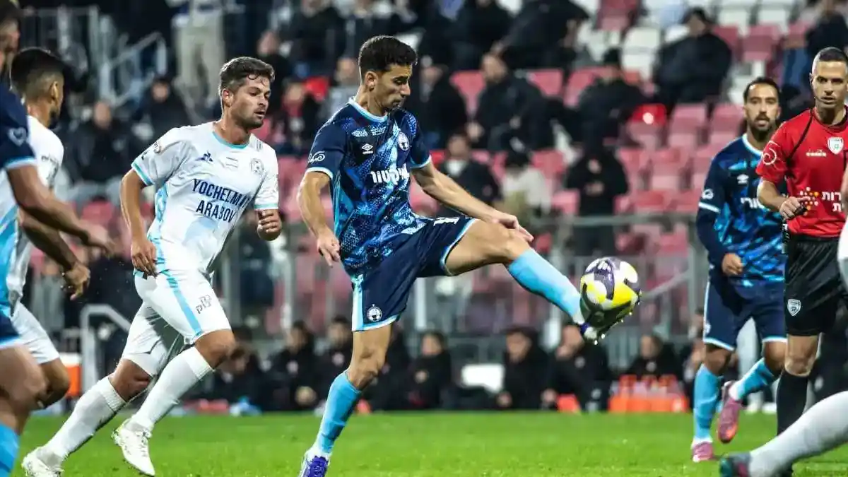 שחקני הפועל באר שבע מאוכזבים לאחר ההפסד 3:0 לעירוני טבריה באצטדיון בראל