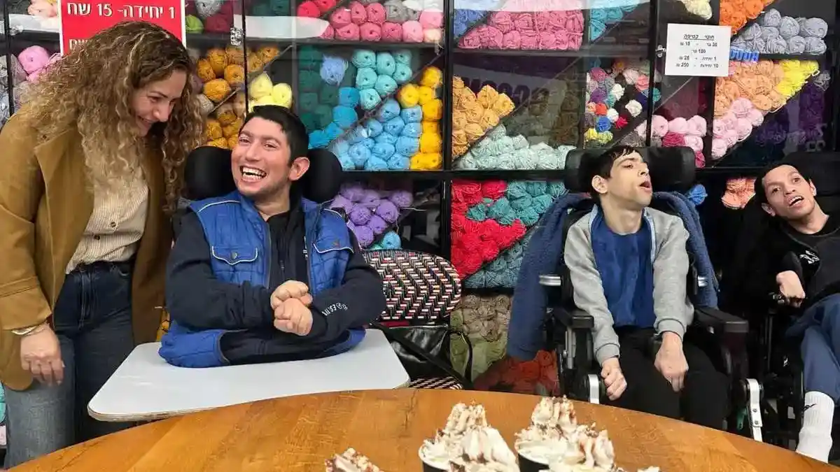 Общественная организация АмИ провела трогательную и познавательную акцию в торговом центре Азриэли Негев