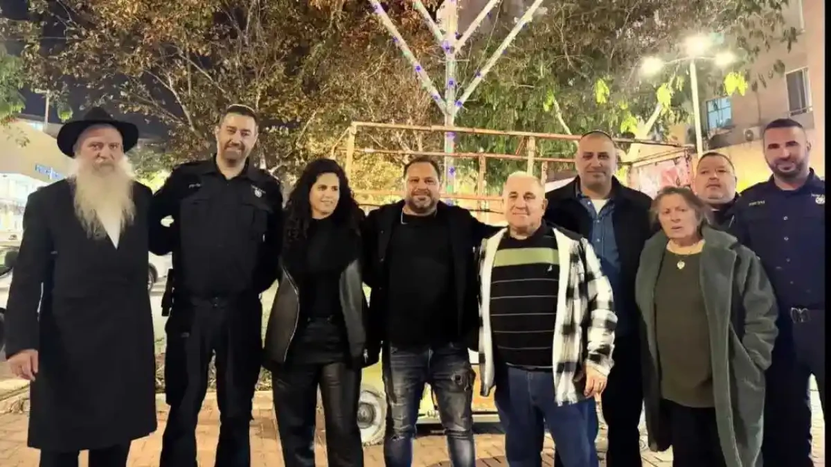 הדלקת נר שמיני בשכונת נווה זאב לזכרו של איציק בוזוקשוילי ז"ל, בהשתתפות משפחה, חברים ואנשי משטרה