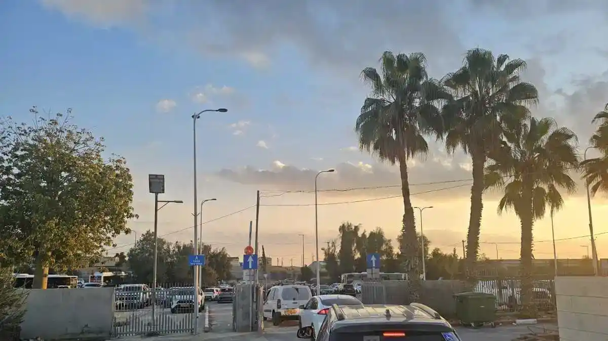 פקק כבד בכביש המוביל מבסיס חצרים לבית העלמין בבאר שבע בשעות אחר הצהריים