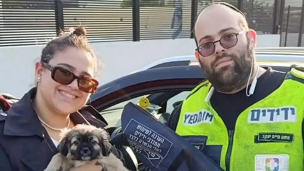 מתנדב ארגון ידידים מחלץ כלב שננעל ברכב ביישוב עומר