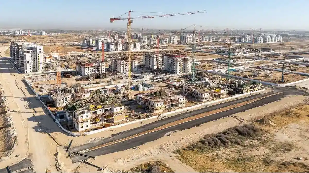 נוף העיר אופקים עם בנייה חדשה ושכונות מתפתחות, העיר הצומחת ביותר בישראל בשנת 2025