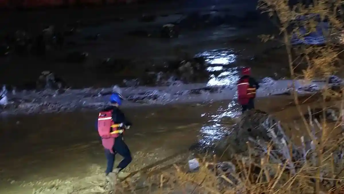 צוותי כבאות והצלה פועלים בנחל באר שבע במהלך סריקות לאיתור אדם, מחוז דרום