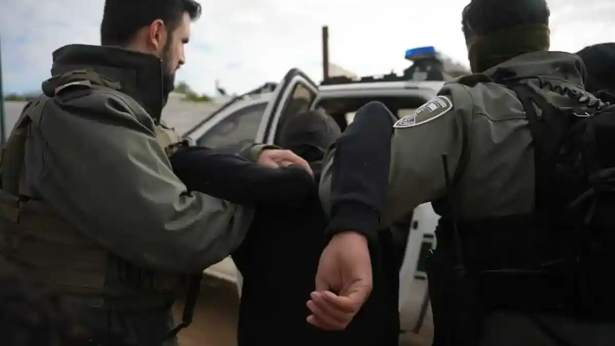 מחסומי משטרה בכניסה לכפר תראבין במסגרת מבצע ׳סדר חדש׳