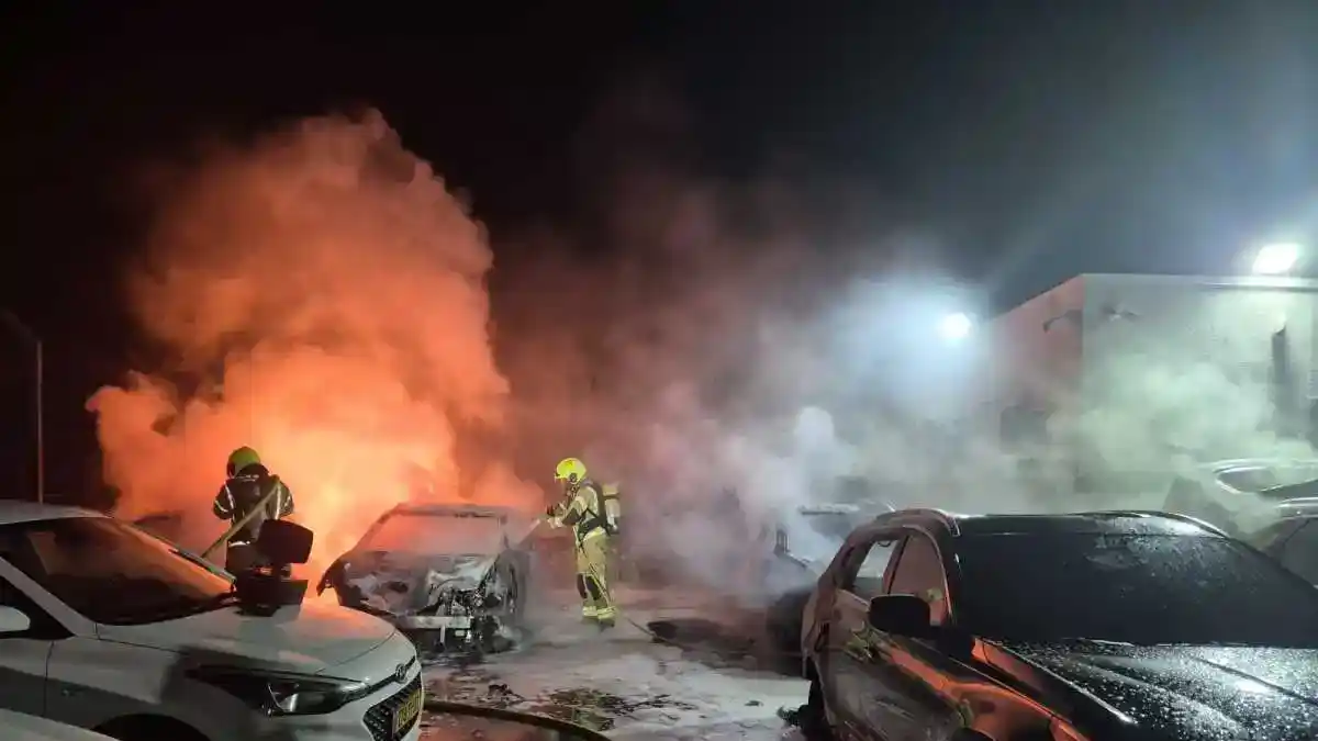 חמישה כלי רכב עולים באש בחניון ביישוב להבים, לוחמי כבאות פועלים לכיבוי השריפה בלילה