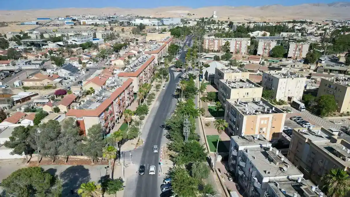 תצפית אווירית על שכונת מגורים חדשה בירוחם עם עבודות פיתוח ותשתיות בתהליכי הקמה.