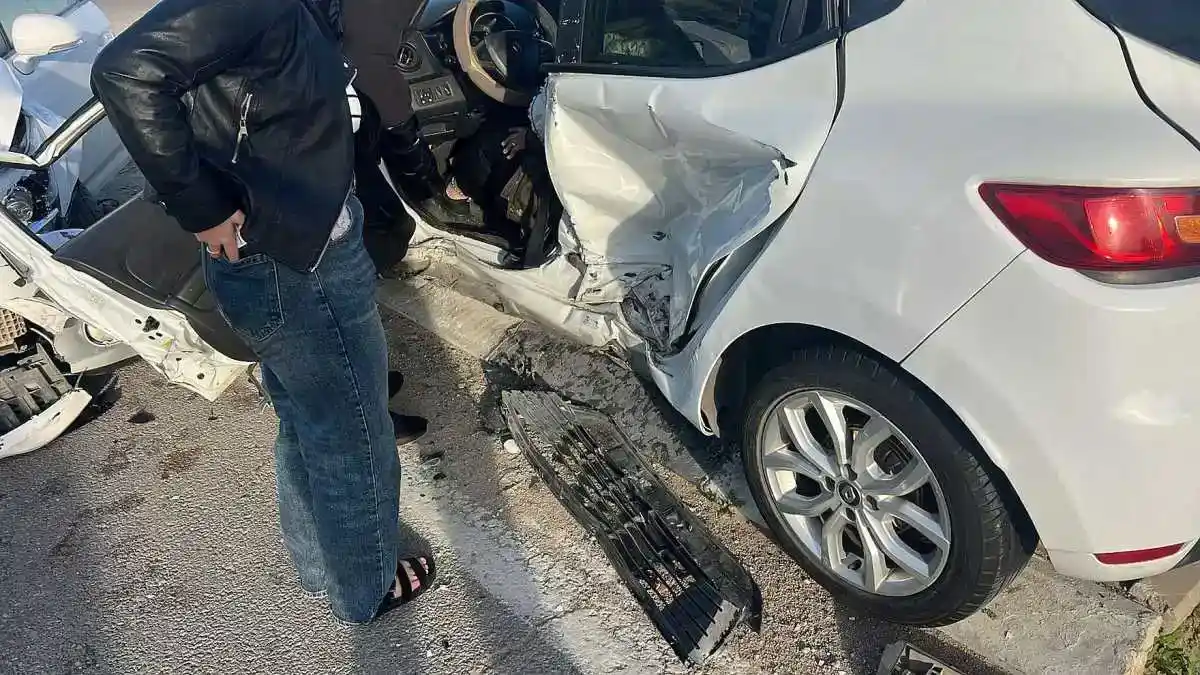 לוחמי האש מתחנת באר שבע מחלצים אישה שנלכדה ברכב לאחר תאונת דרכים בצומת שרה