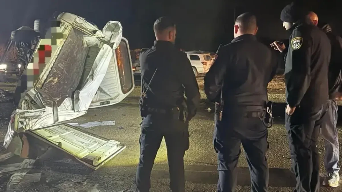 זירת תאונת דרכים בכביש 211 סמוך לאשלים עם ניידת משטרה וכלי רכב פרטיים לאחר התנגשות