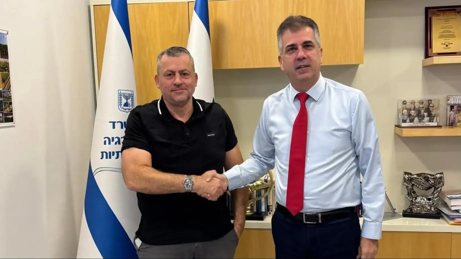 בתמונה, השר אלי כהן עם רעש עיריית ערד יאיר מעיין 