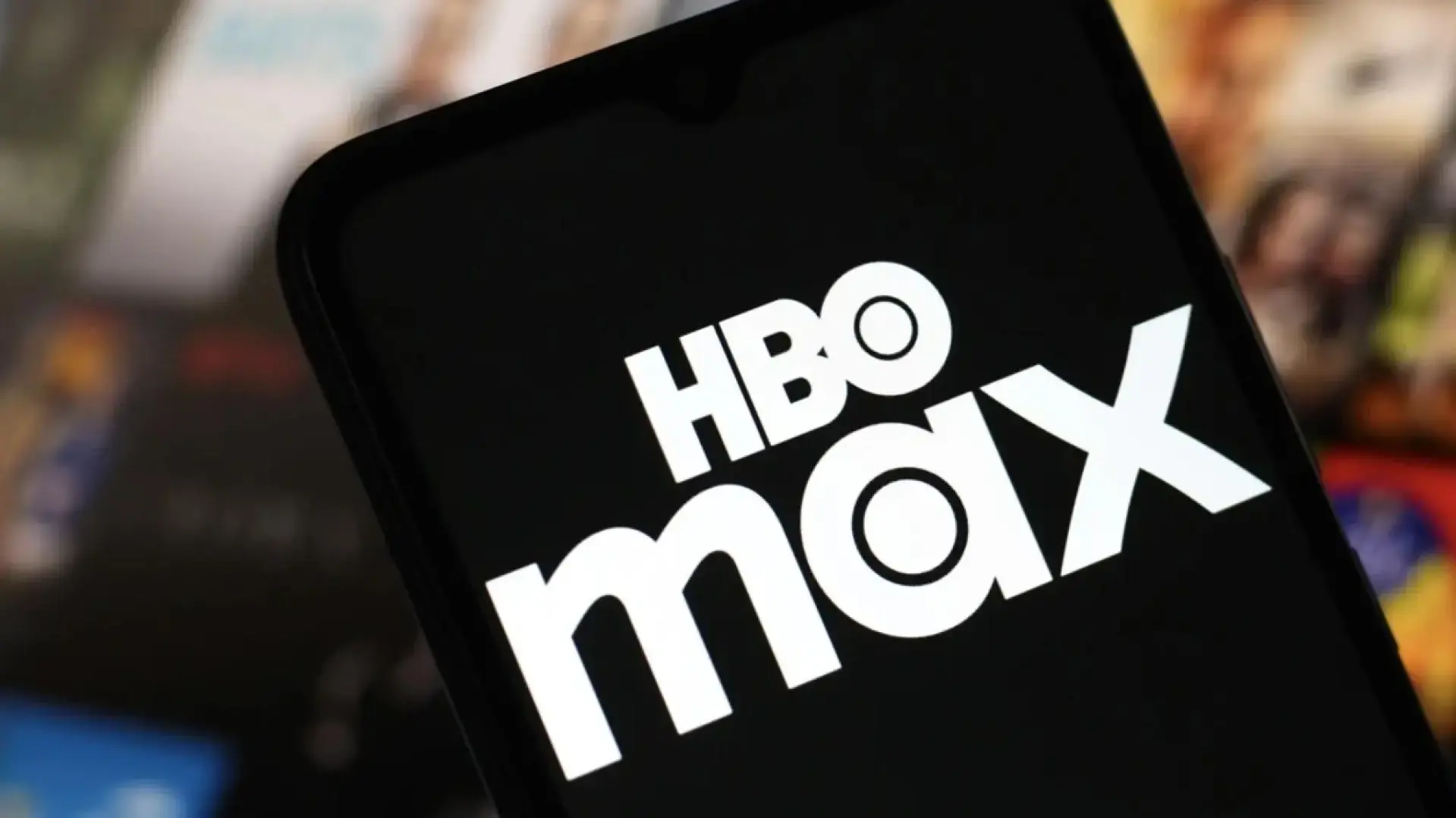 HBO Max לצד סמלי yes ו־HOT על רקע מסך סטרימינג