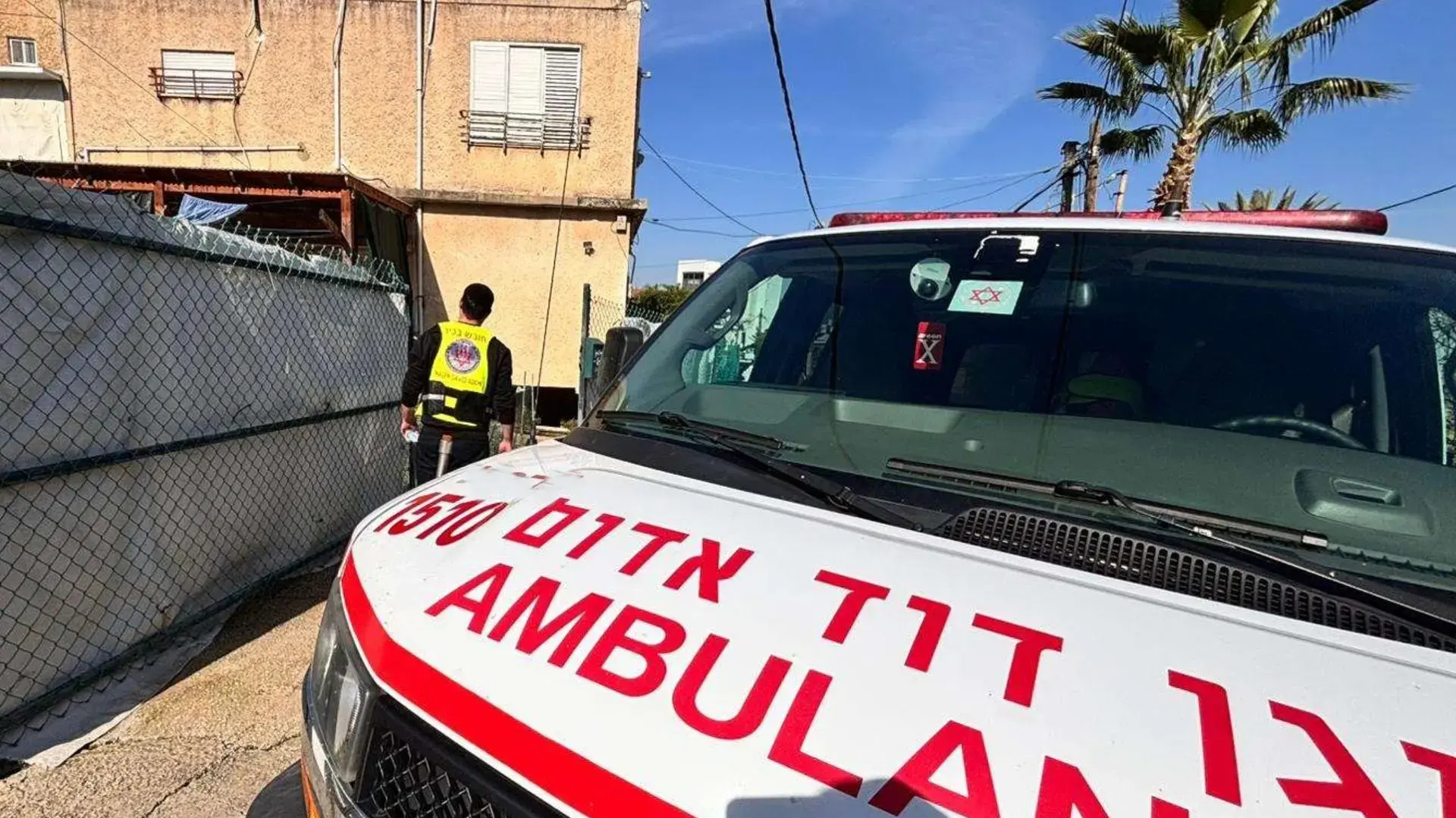 כוחות מד"א בזירת אירוע אלימות ברחוב בבאר שבע