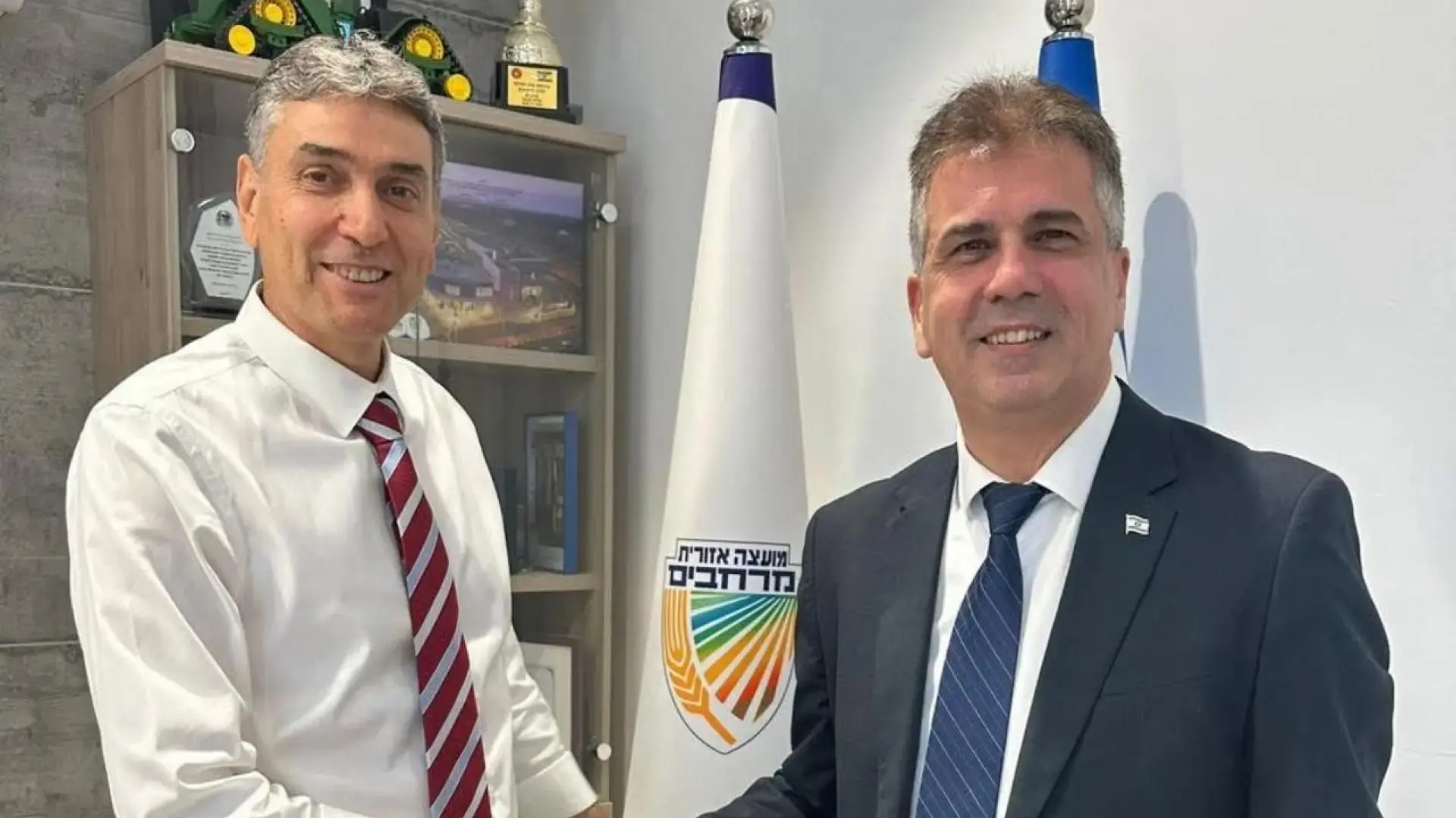 השר וראש המועצה במעמד החתימה