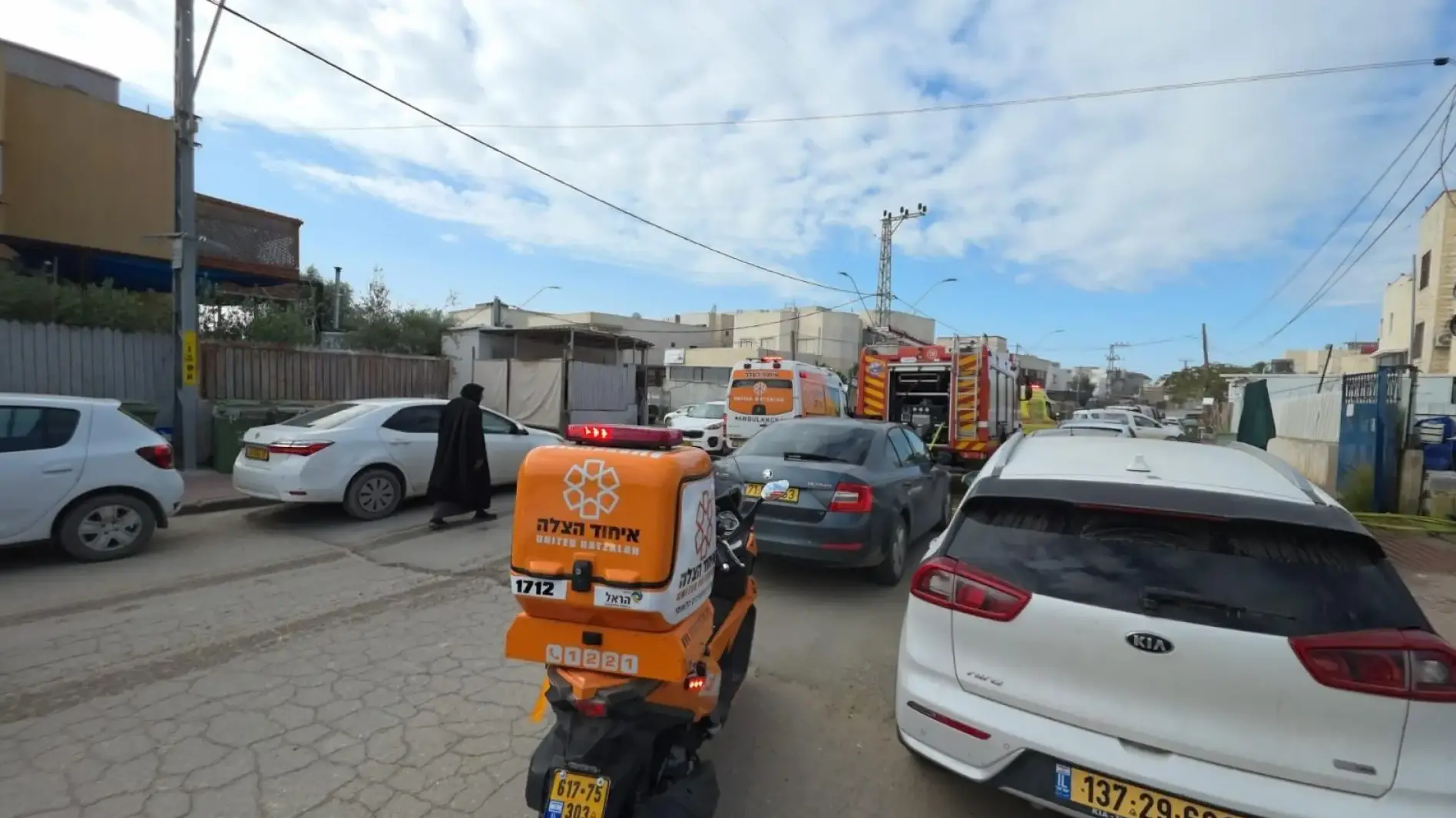 כוחות הצלה בזירת שריפה בדירה בעיר רהט