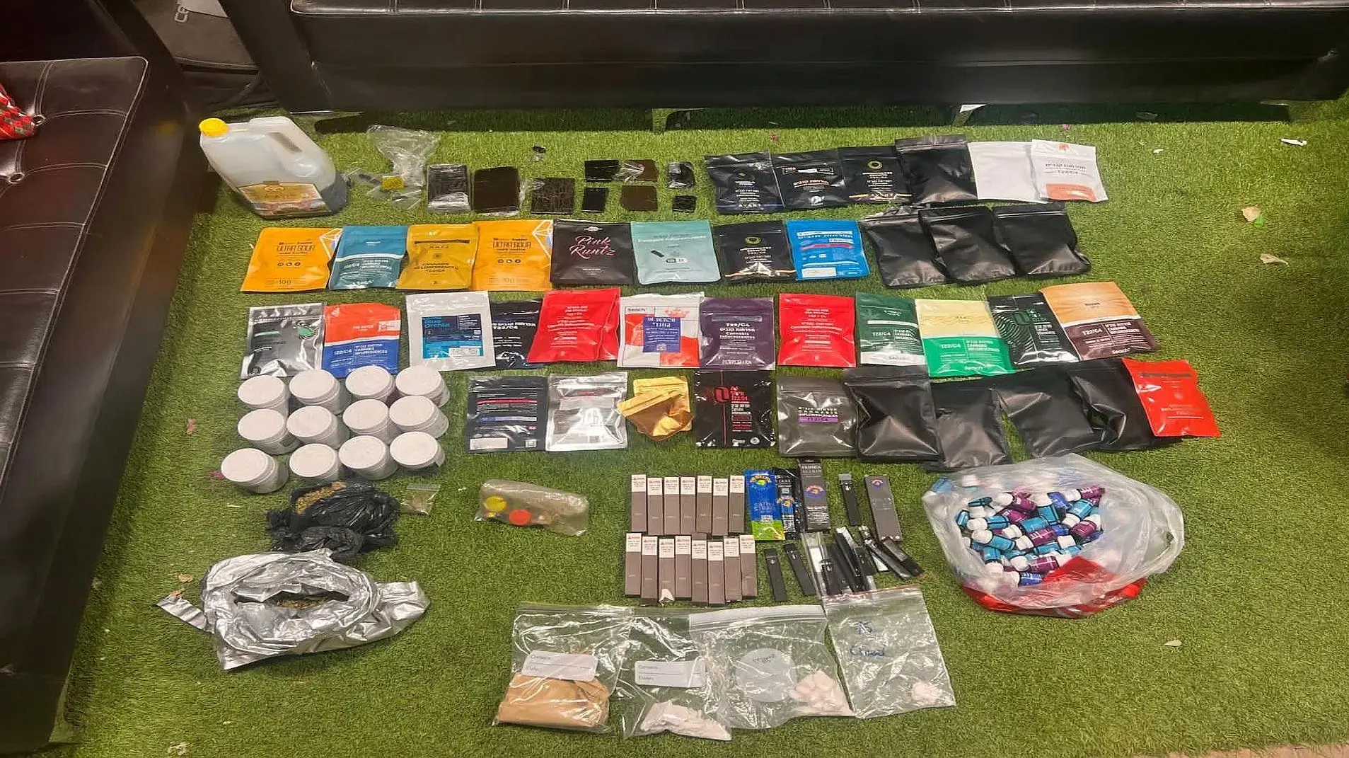 Сладости с гашишем и кокаин: полиция накрыла наркоквартиру южного дилера