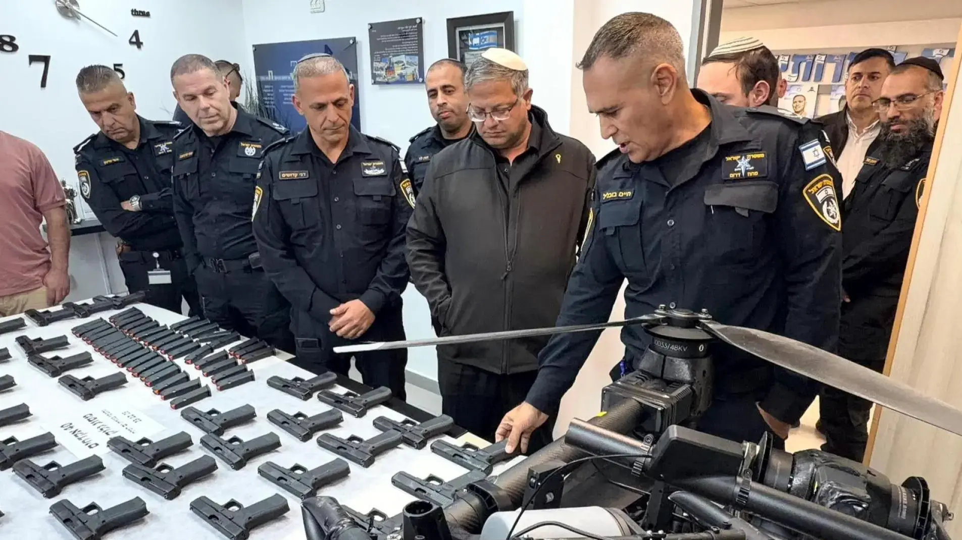 ניידת משטרה בבאר שבע ברחוב עירוני בשעות הערב