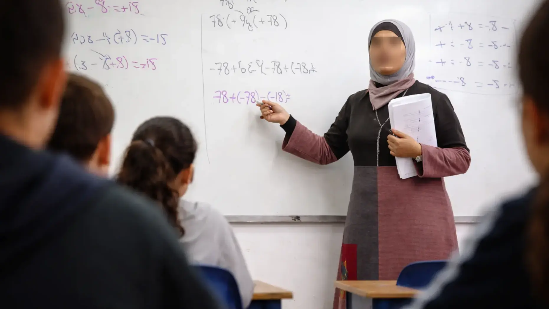 מליאת הכנסת בירושלים במהלך דיון על חוק החינוך והשפעתו על החברה הערבית והנגב