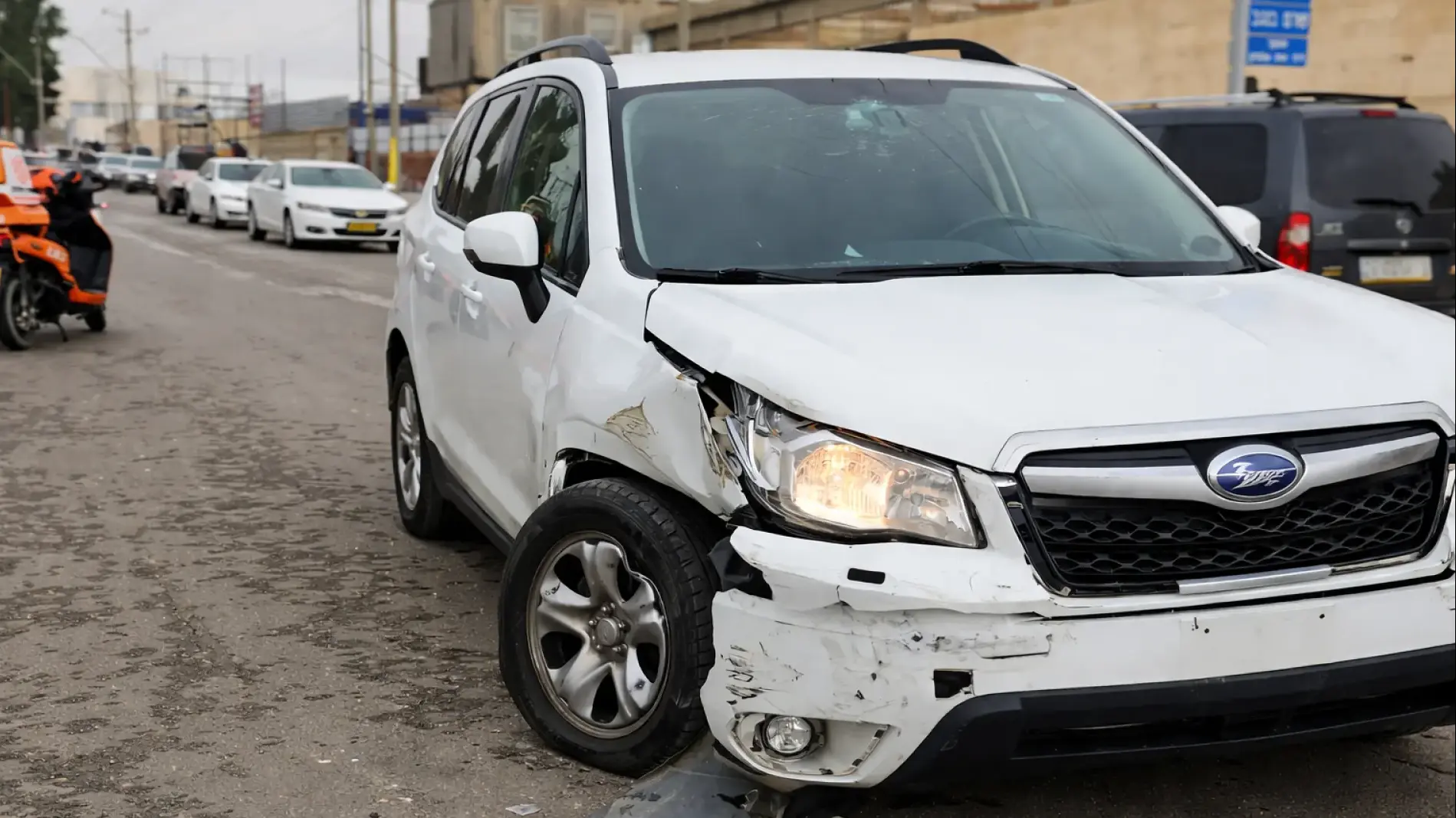 נזק לרכב פרטי לאחר תאונה עם אוטובוס ברחוב הבדיל בבאר שבע