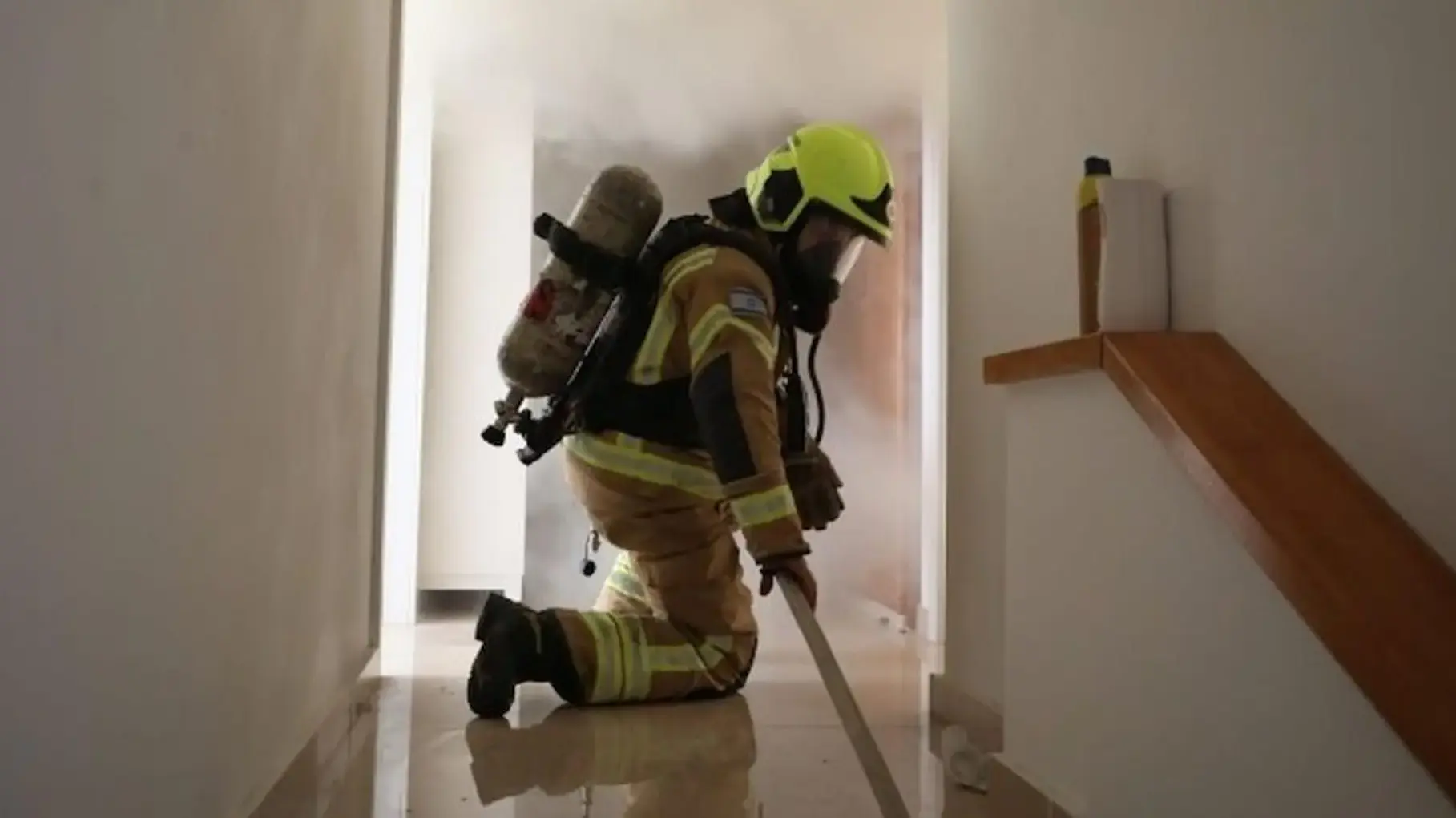 ניידת משטרה ולוחמי אש בזירת שריפה בדרום תל אביב