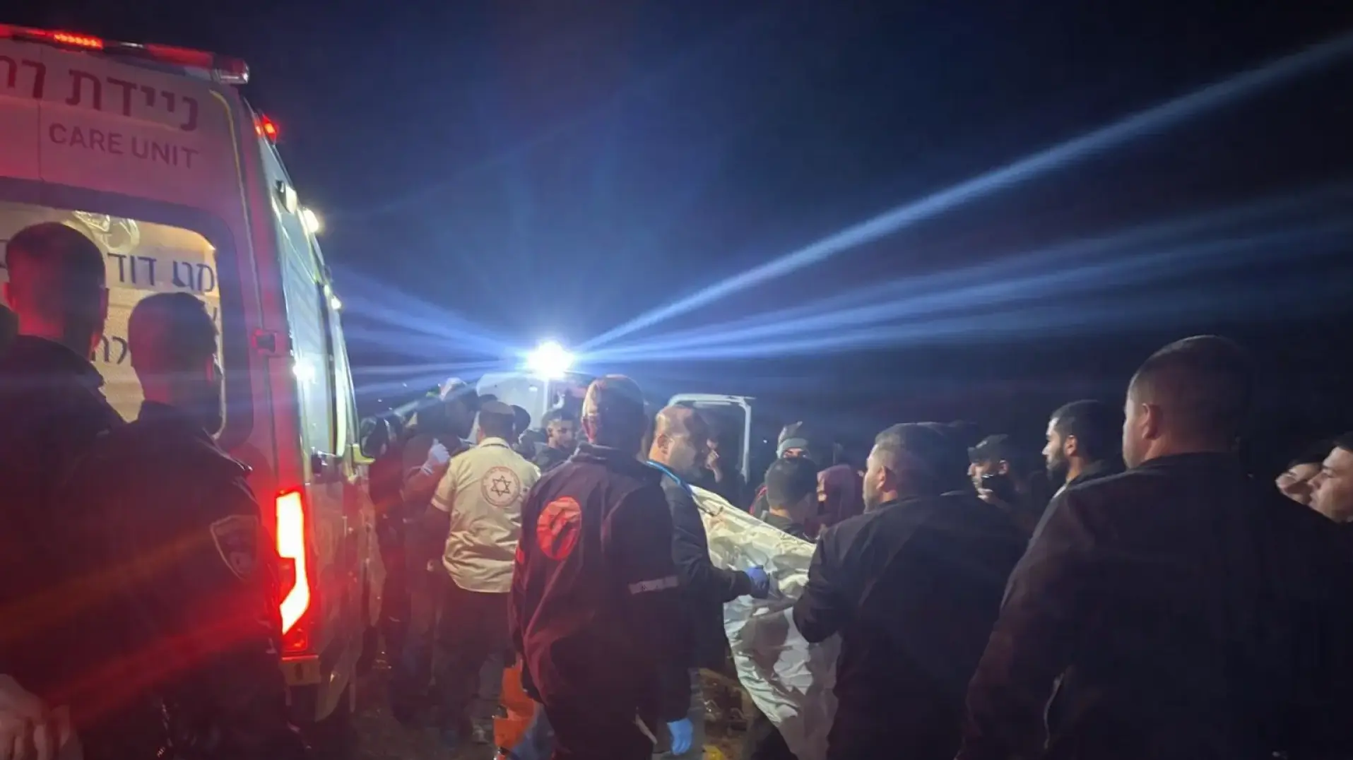 זירת תאונת דרכים קטלנית בכביש 80 סמוך לערערה בנגב עם כוחות הצלה