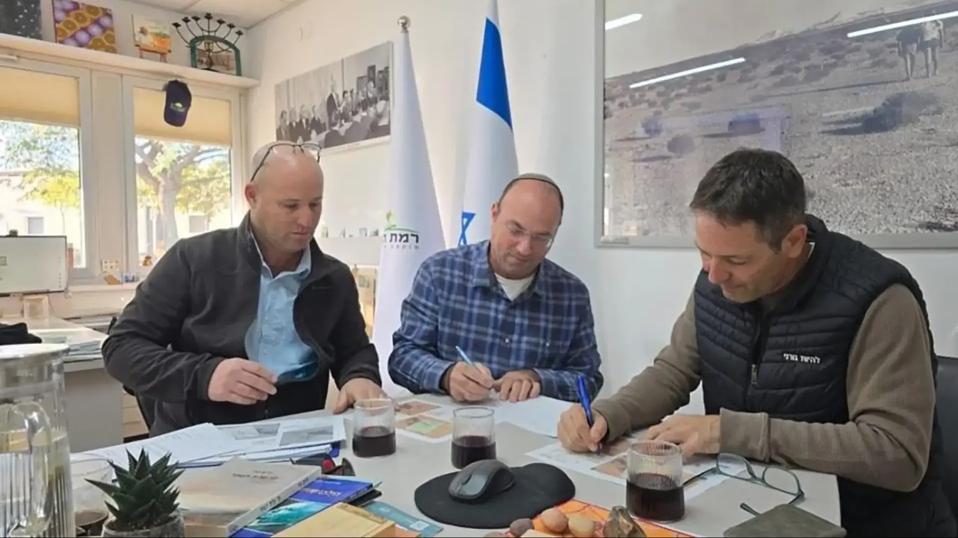 חתימת הסכם החכירה להקצאת 1,200 דונם למו״פ רמת הנגב - ערן דורון, איציק צור ושי קרפ מרמ״י
