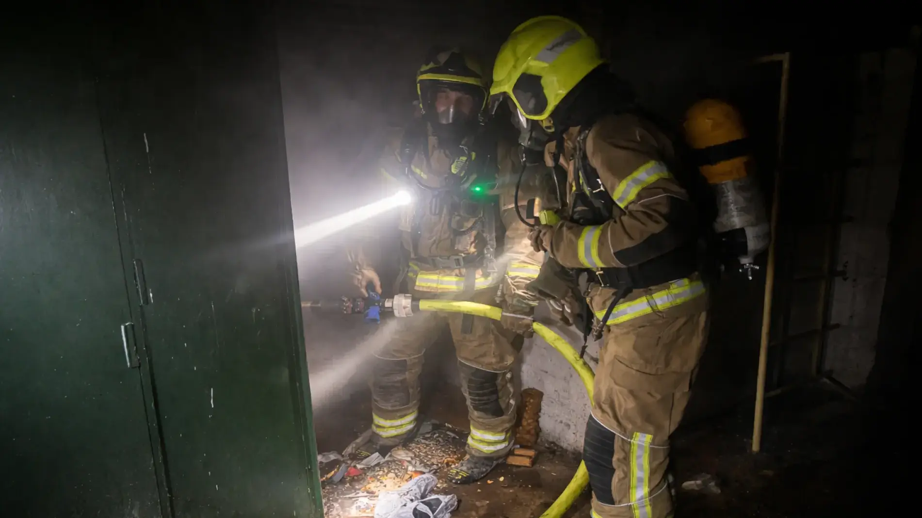 לוחמי אש פועלים לכיבוי שריפה בתוך מבנה מגורים בבאר שבע