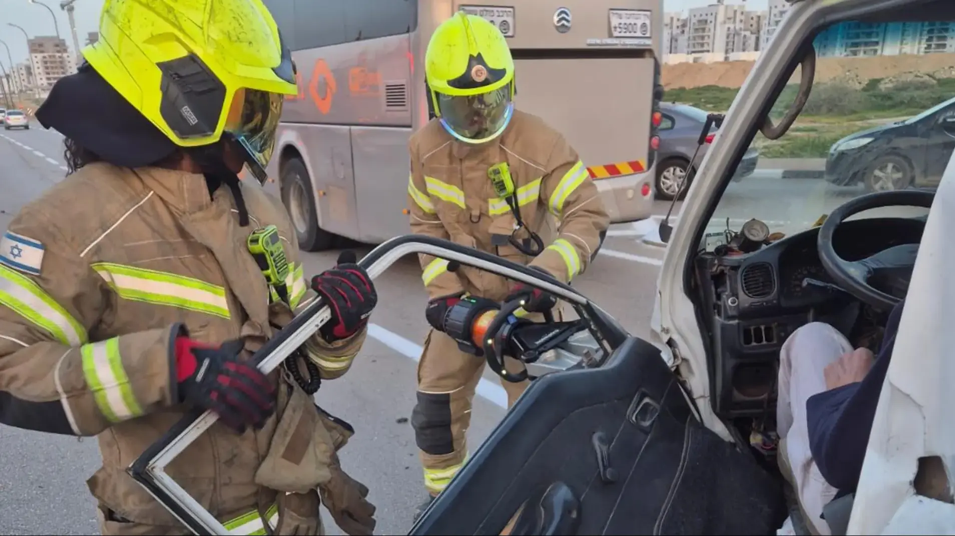 לוחמי האש חילצו לכוד מתאונת דרכים במחלף שרה בבאר שבע