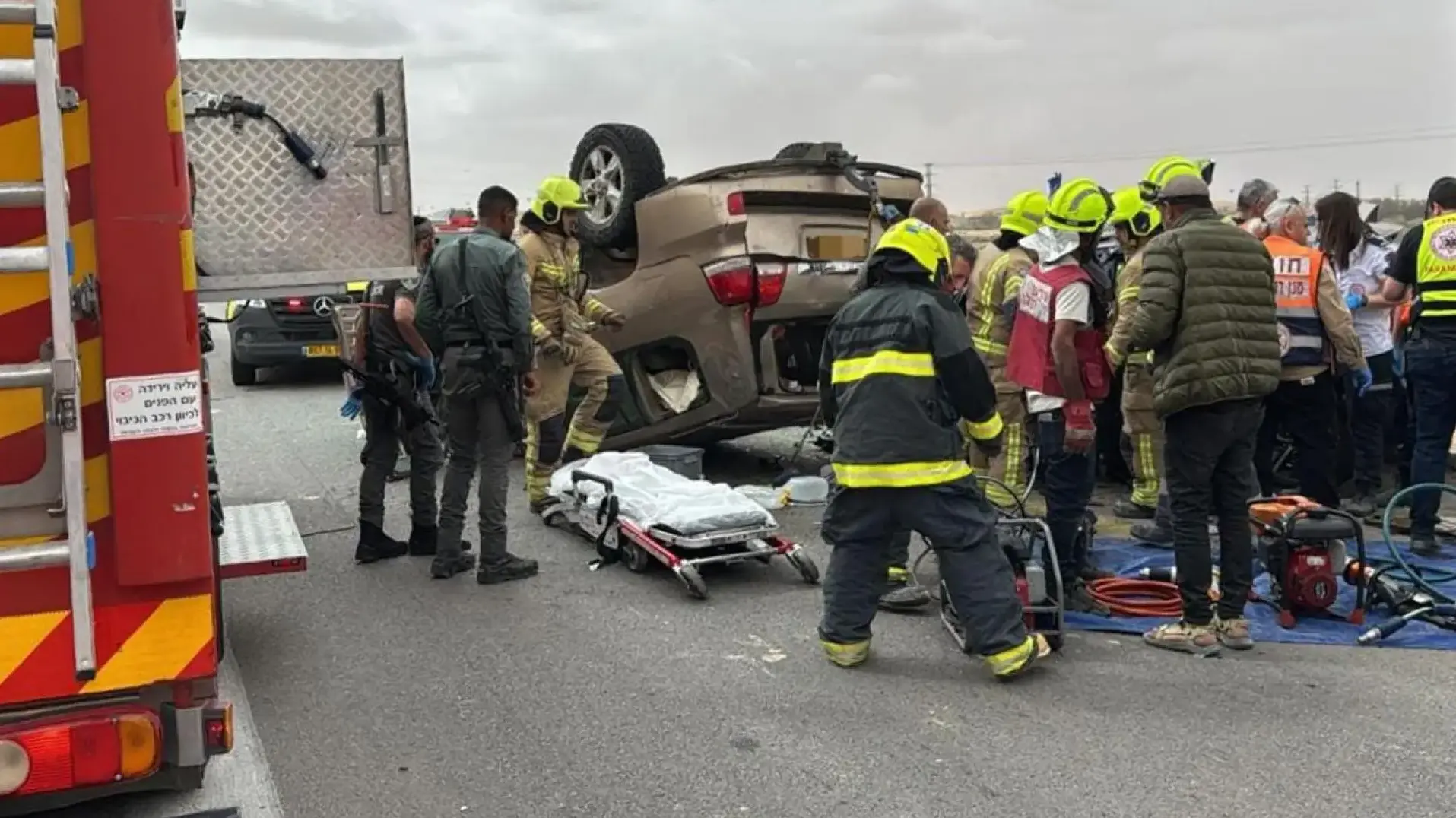 זירת תאונת הדרכים בכביש 40 סמוך לצומת משאבים לאחר התהפכות רכב וחילוץ לכודה
