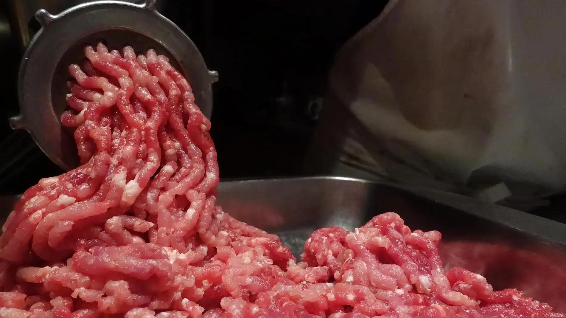 עובד חולץ לאחר שידו נלכדה במכונת להכנת קציצות בדרך מצדה בבאר שבע