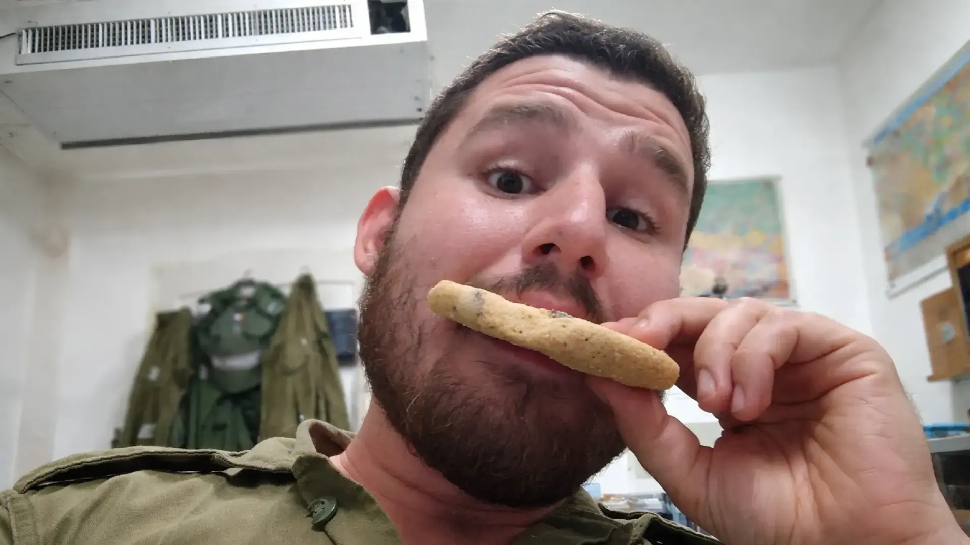 עוגיות שוקולד צ'יפס ביתיות שנאפו באהבה ומחולקות לאחרים כחלק מיוזמת זיכרון מרגשת לזכר אוריאל סילברמן ז''ל