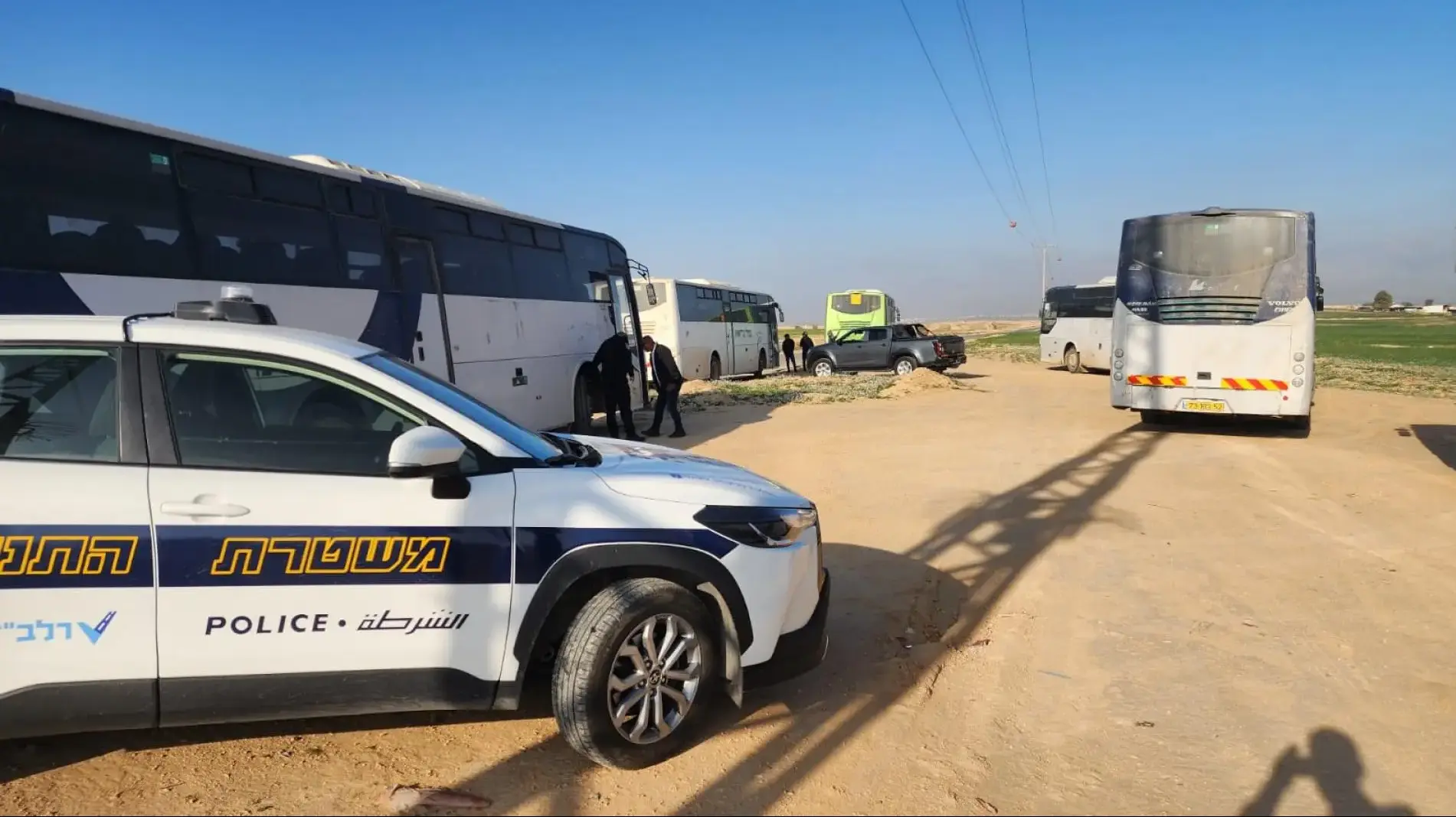 שוטרי תנועה בודקים אוטובוסים להסעת תלמידים במהלך פעילות אכיפה בטיחותית בנגב