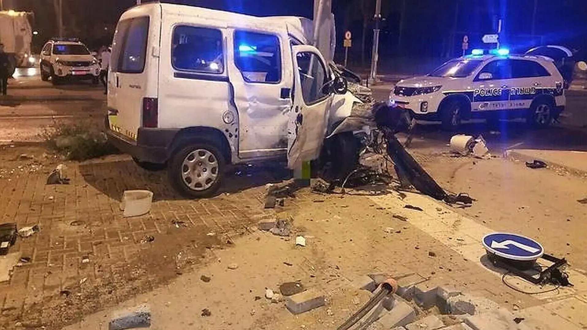 זירת תאונת דרכים עירונית עם כוחות חירום