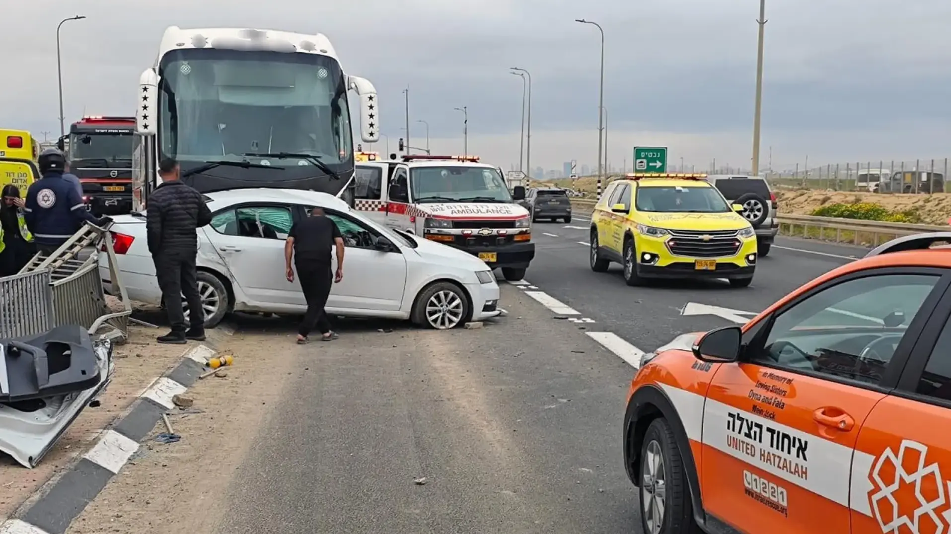 זירת תאונת דרכים בצומת נבטים בין רכב פרטי לאוטובוס, כוחות כיבוי והצלה וצוותי רפואה פועלים במקום