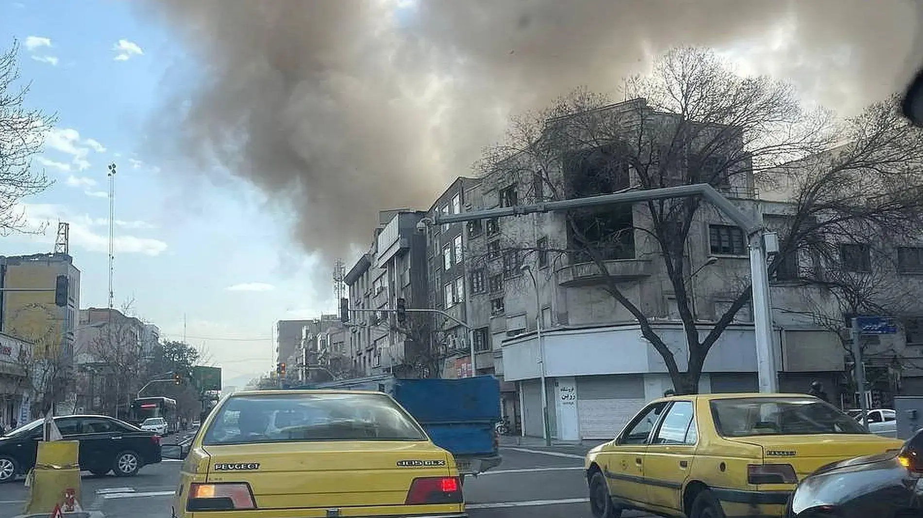 ענני עשן מעל טהרן לאחר דיווחים על פיצוצים בבירת איראן בעקבות מתקפת מנע ישראלית