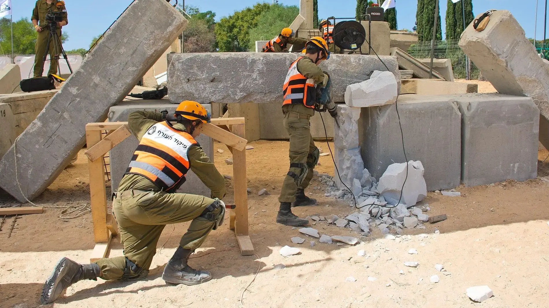 אנשי פיקוד העורף בזירת נפליה