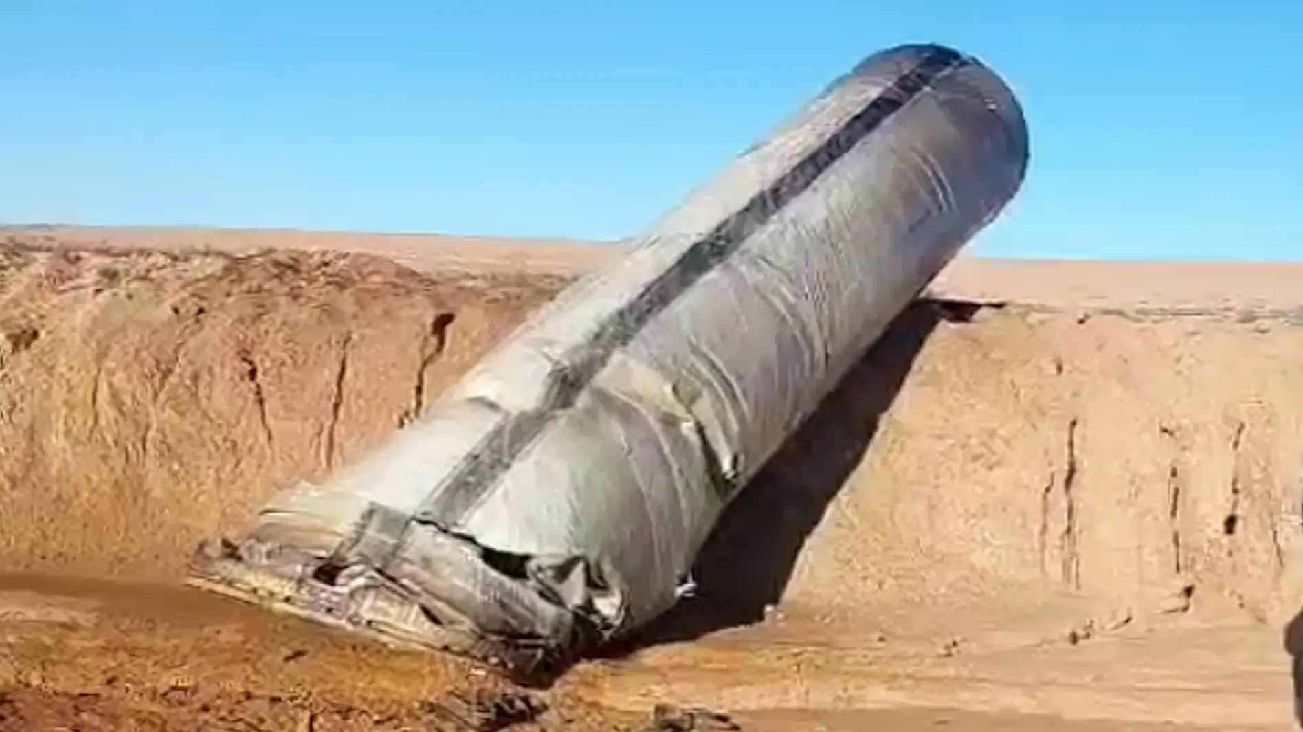 תיעוד: חלק מטיל איראני נפל בנגב - ללא נפגעים