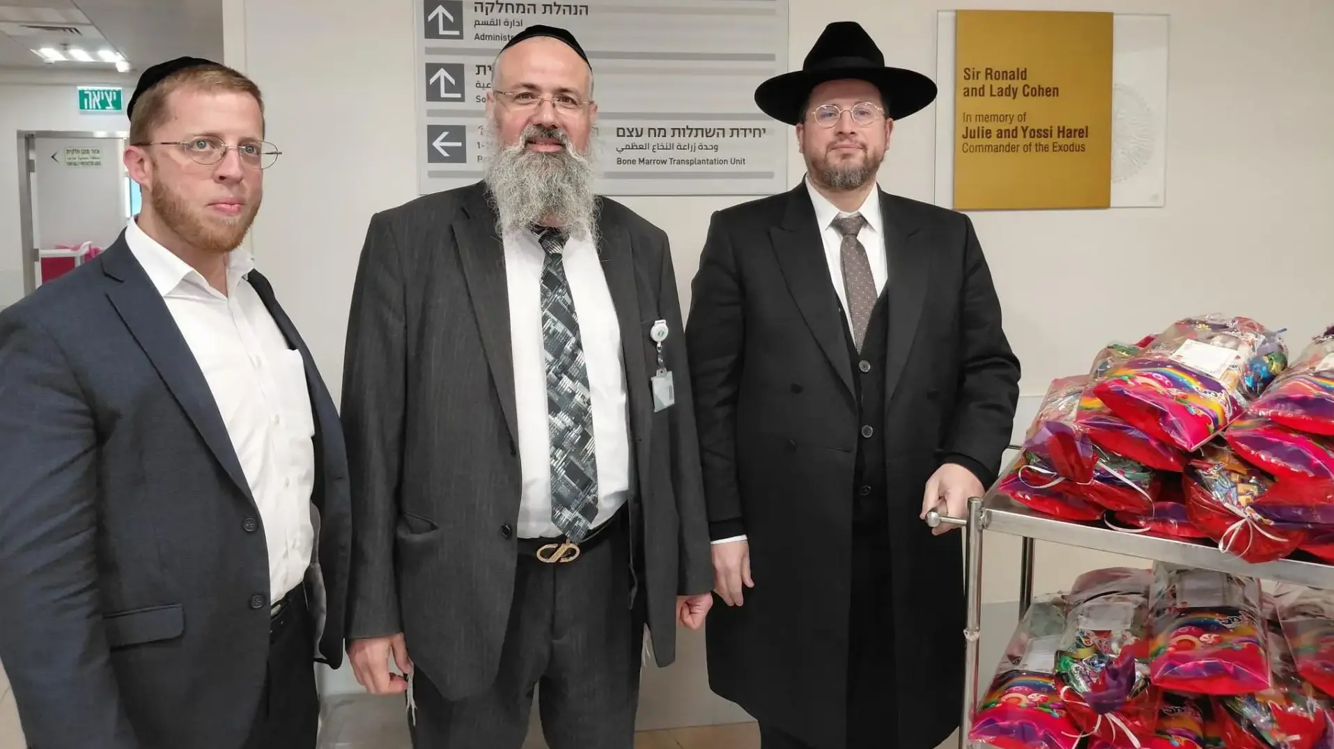 הרב הראשי לבאר שבע הרב אברהם דרעי וראש המועצה הדתית עופר כרדי מחלקים משלוחי מנות במחלקות בית החולים סורוקה.