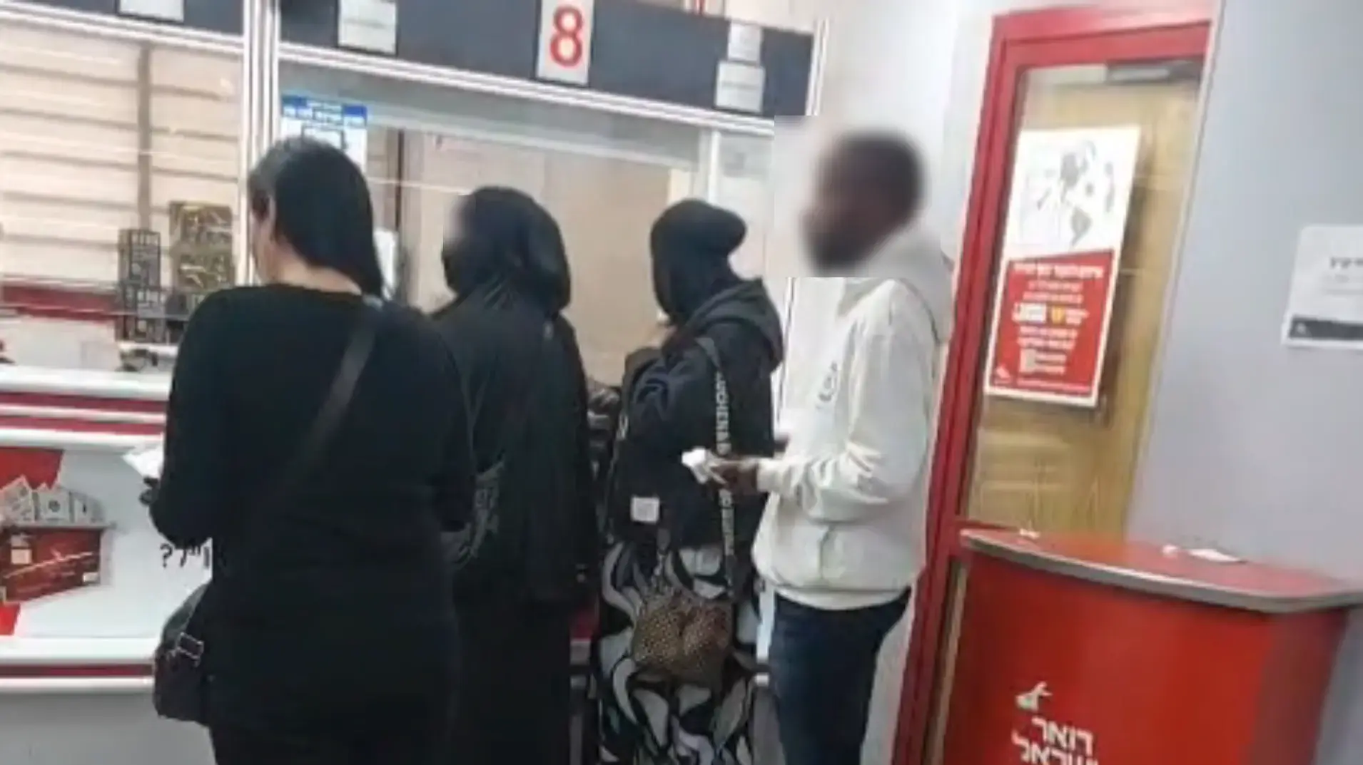 В центральном почтовом отделении Беэр-Шевы отказались впустить их в защищенное помещение во время сирены