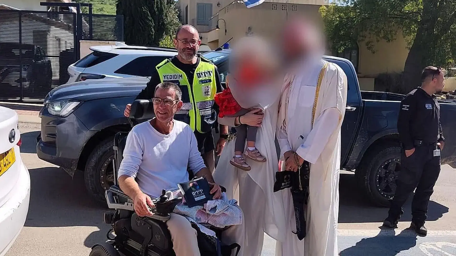 מתנדבי ידידים עם הפעוטה