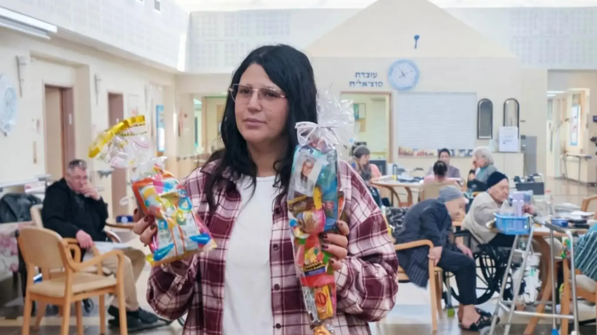 Даже во время чрезвычайной ситуации: около 80 праздничных наборов к Пуриму передали жильцам дома престарелых в Димоне