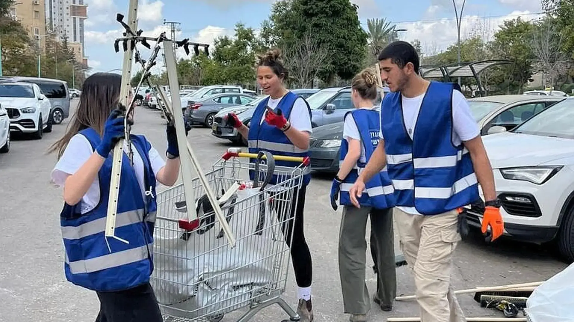 מתנדבים מסייעים לתושבים בבאר שבע לאחר נזקי הדף ונפילת טיל בעיר.