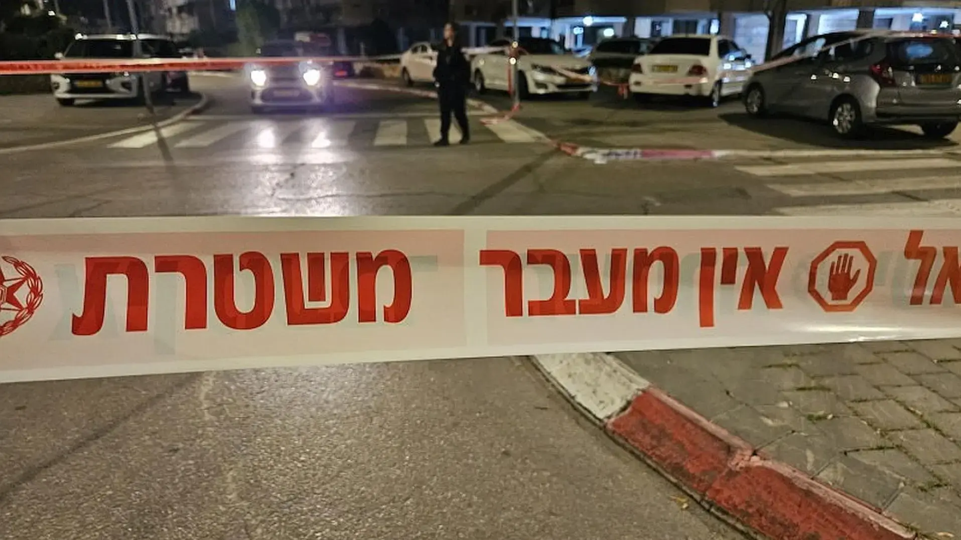 זירת משטרה בבניין מגורים בעיר אופקים לאחר אירוע דקירה קטלני.