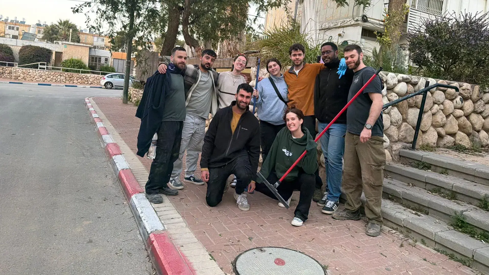 סטודנטים מעמותת איילים מנקים ומכשירים מקלט בבאר שבע ומחלקים משלוחי מנות לקשישים בדימונה.