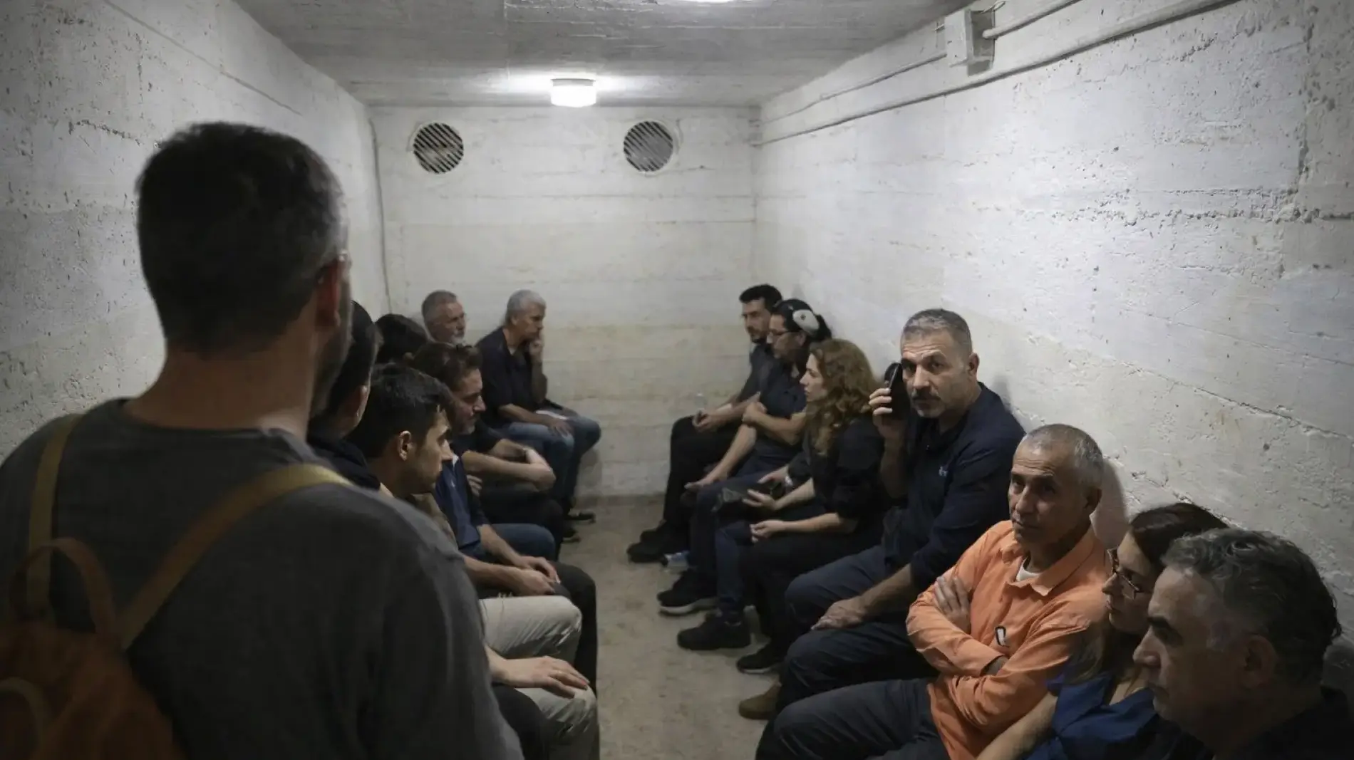 הורים עם ילדים קטנים בבית בזמן שמקומות העבודה חוזרים לפעילות חלקית בתקופת חירום.