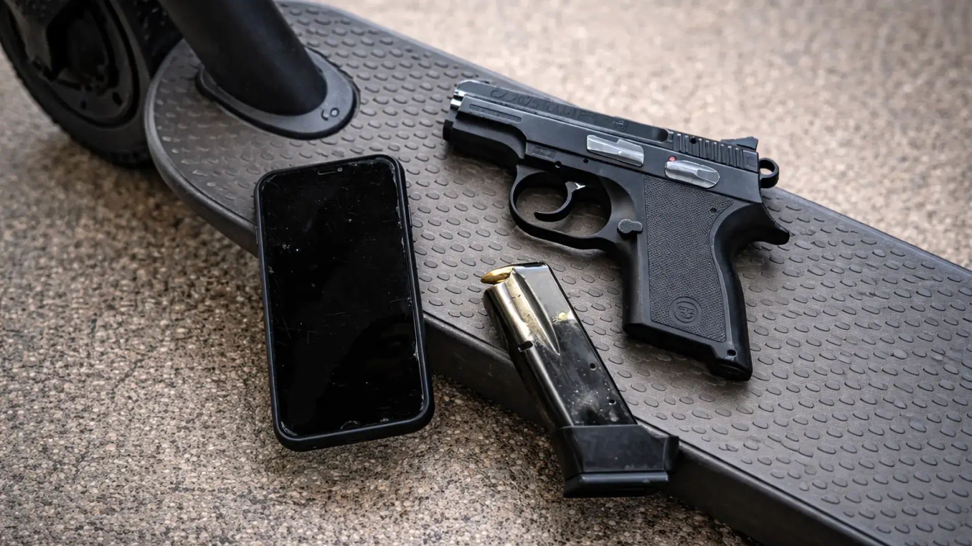 שוטרי משטרה תופסים אקדח ותחמושת במהלך פעילות אכיפה ביישוב תל שבע בנגב.