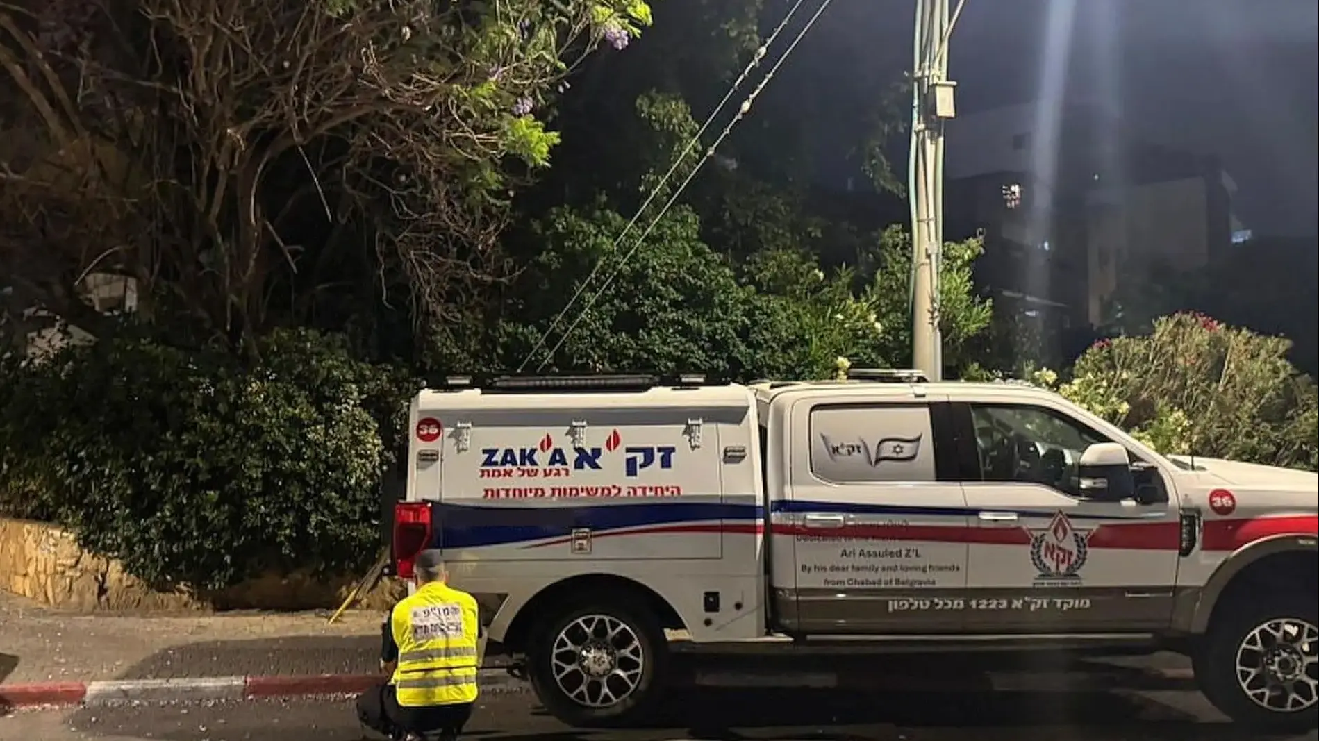 ניידת זק''א בזירת אירוע במושב בית הגדי לאחר התמוטטות גבר בן 51.