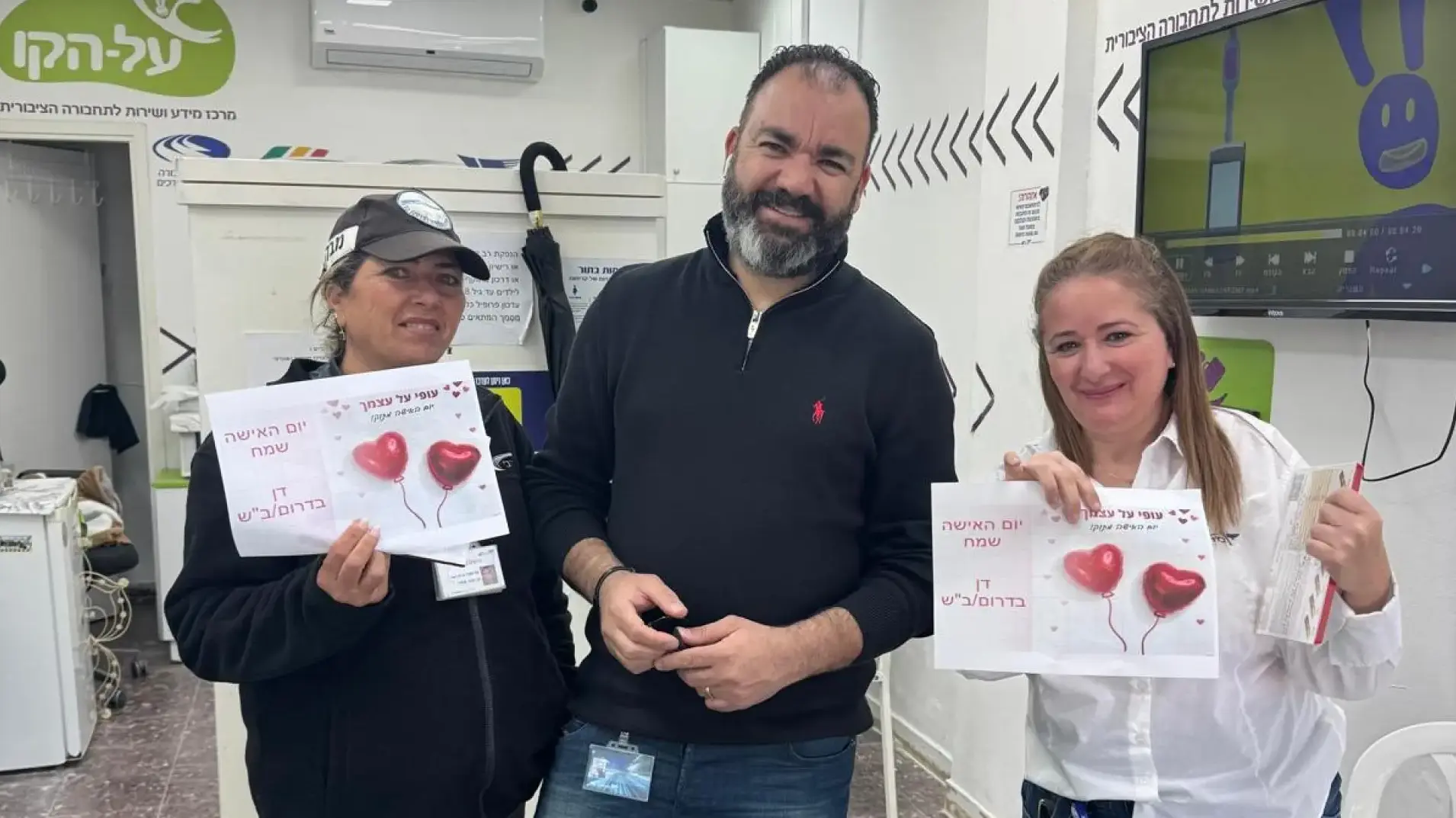 יהודה עמר, המשנה למנכ"ל דן בדרום ודן באר שבע, מעניק שי צנוע לעובדות החברה במהלך סבב בסניפים בדרום לרגל יום האישה