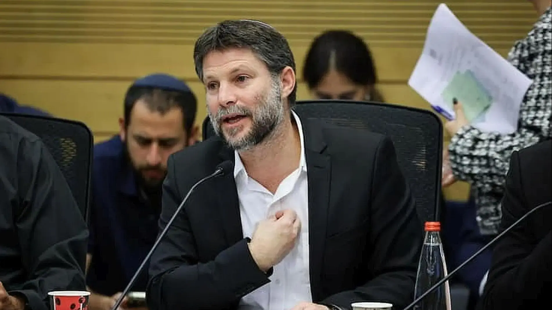 שר האוצר בצלאל סמוטריץ׳ בישיבת עבודה עם יו״ר ההסתדרות ארנון בר דוד ויו״ר נשיאות המגזר העסקי דובי אמיתי לקראת מתווה פיצויים